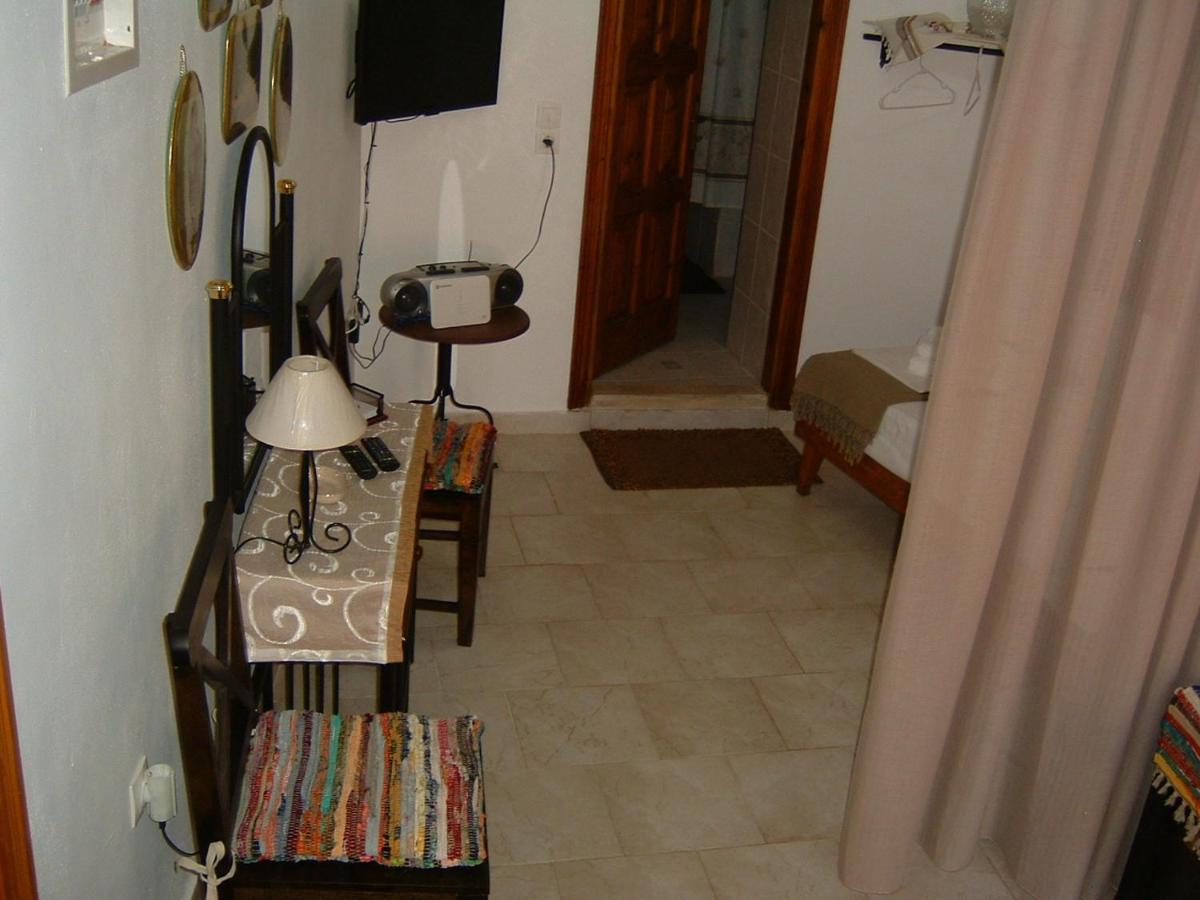 Yiayia'S Home Chalki Town Exterior foto