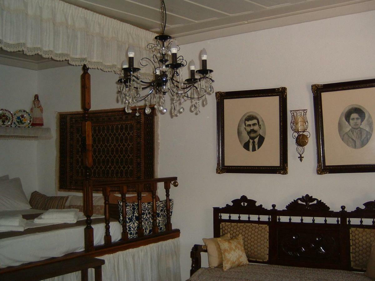 Yiayia'S Home Chalki Town Exterior foto