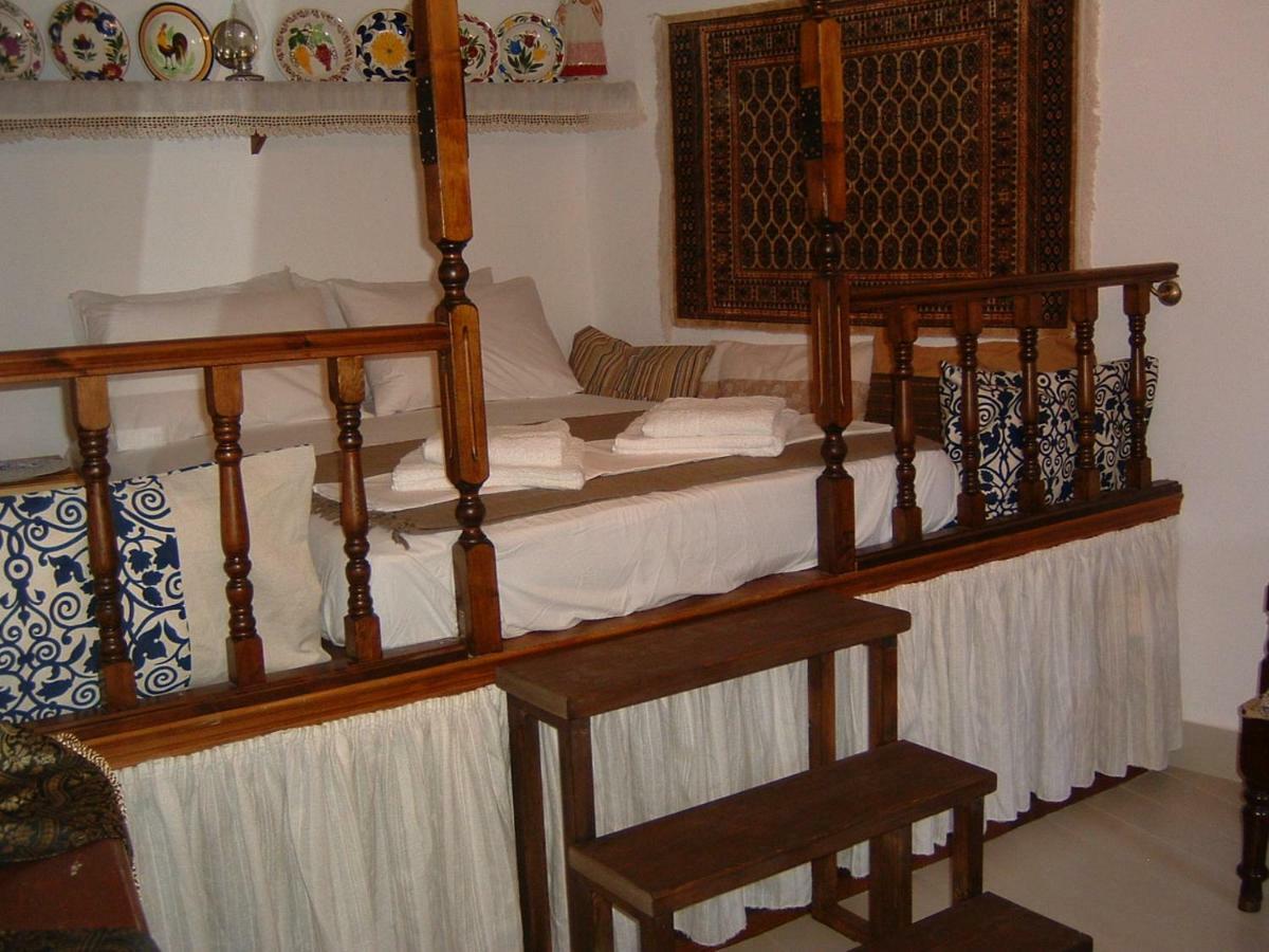 Yiayia'S Home Chalki Town Exterior foto